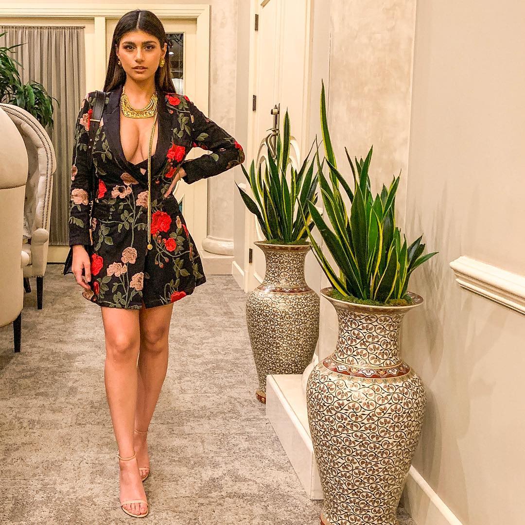 Mia Khalifa Elegant look without goggles adult webcam model,mia khalifa age