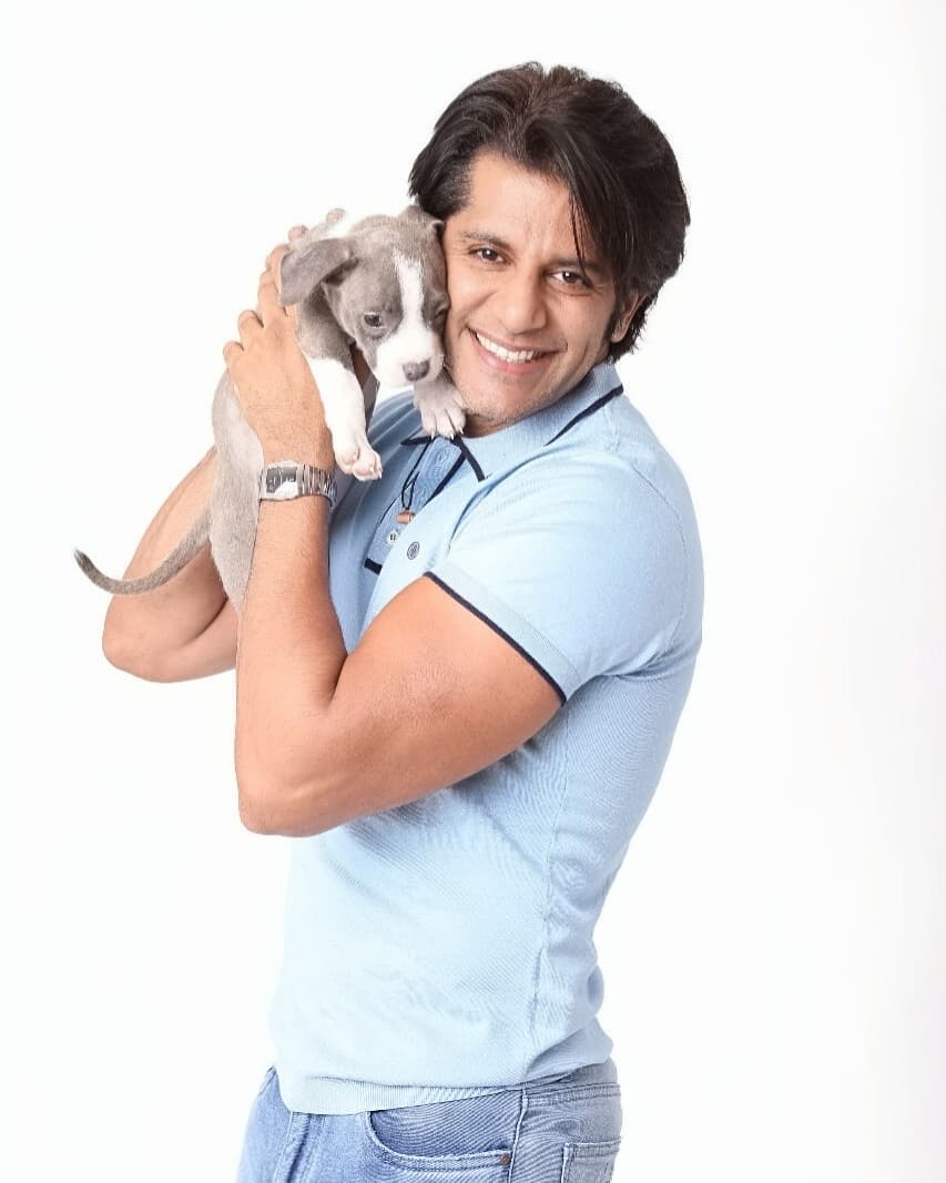 karanvir bohra with his pet dog