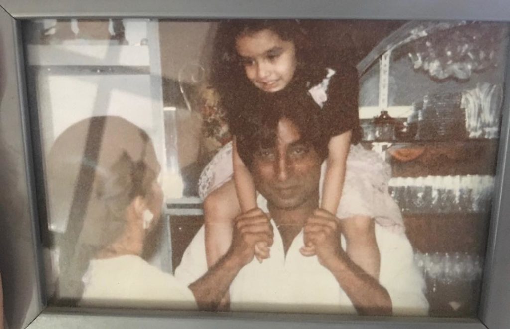 Childhood photo of shraddha kapoor with her father shakti kapoor