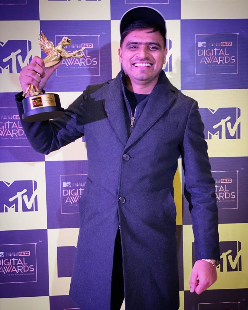 Amit Bhadana winning the MTV Viral King Of The Year Award