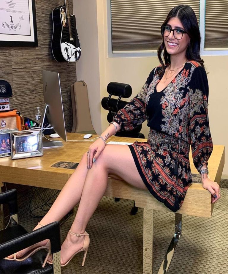 Mia_Khalifa_in_full_dress_decent_look_photo_webcam_model_adult_actress