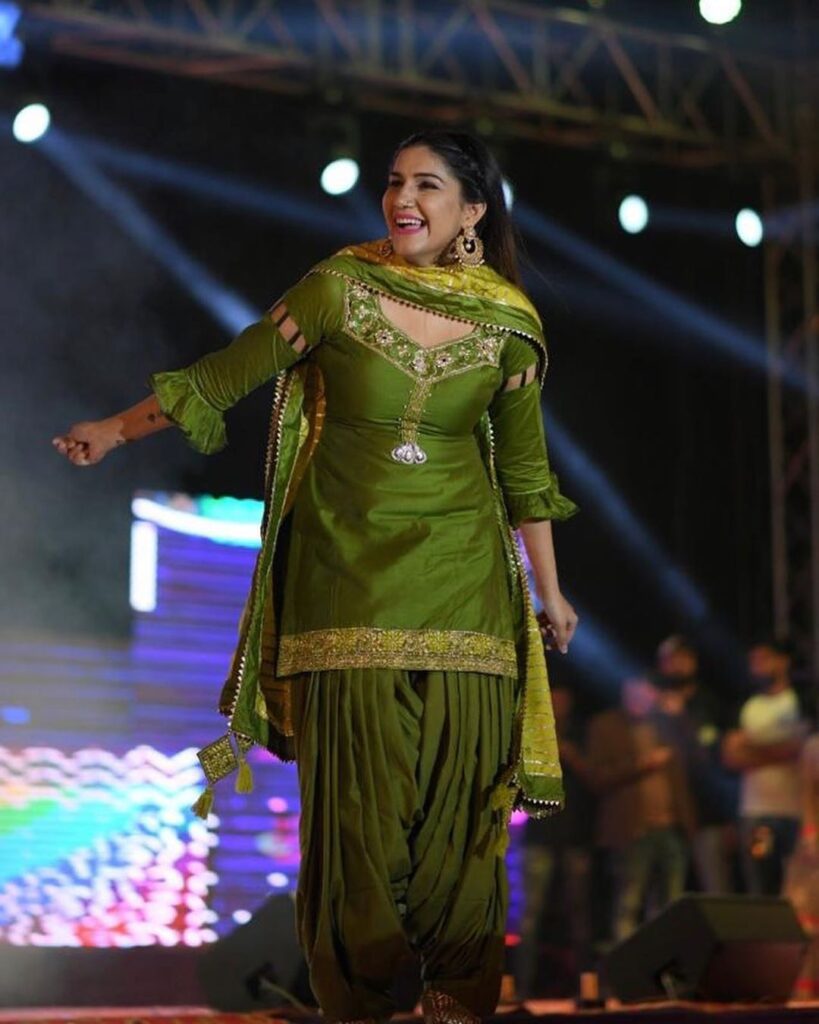 Sapna Choudhary haryanvi dancer & singer Biography wiki age height net worth