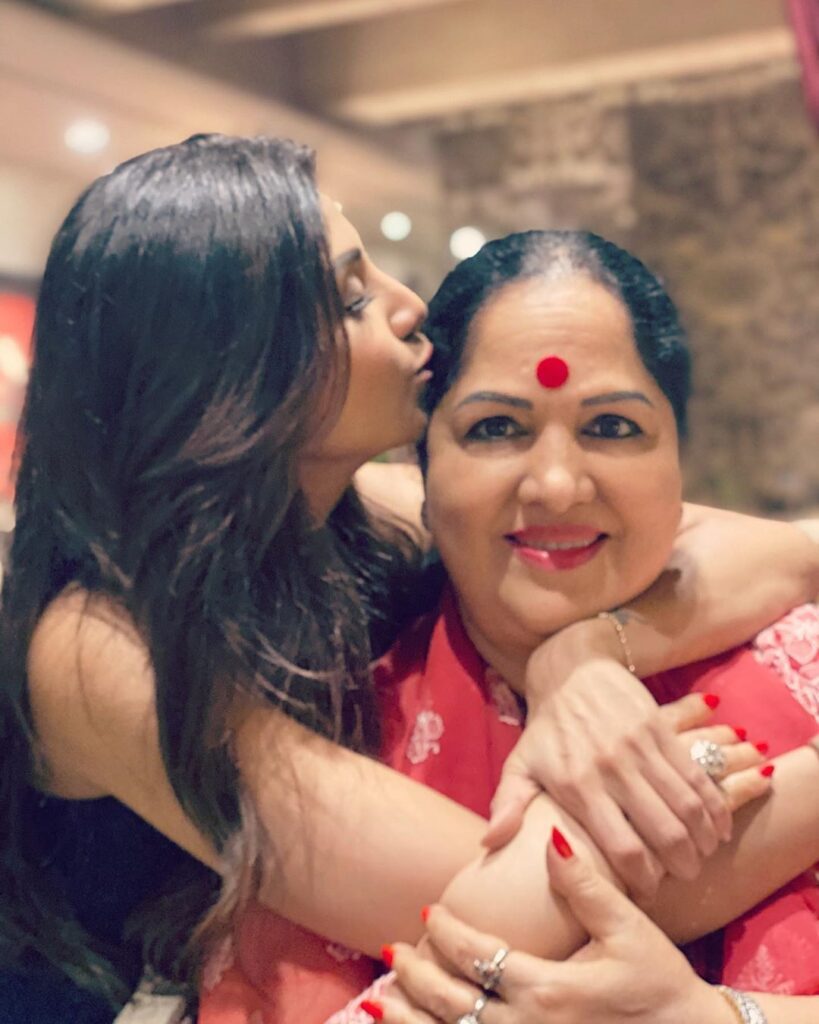 Shilpa shetty bollywood actress with her mother Sunanda shetty