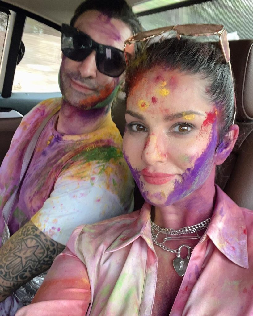 sunny leone playing holi with her husband daniel weber in car